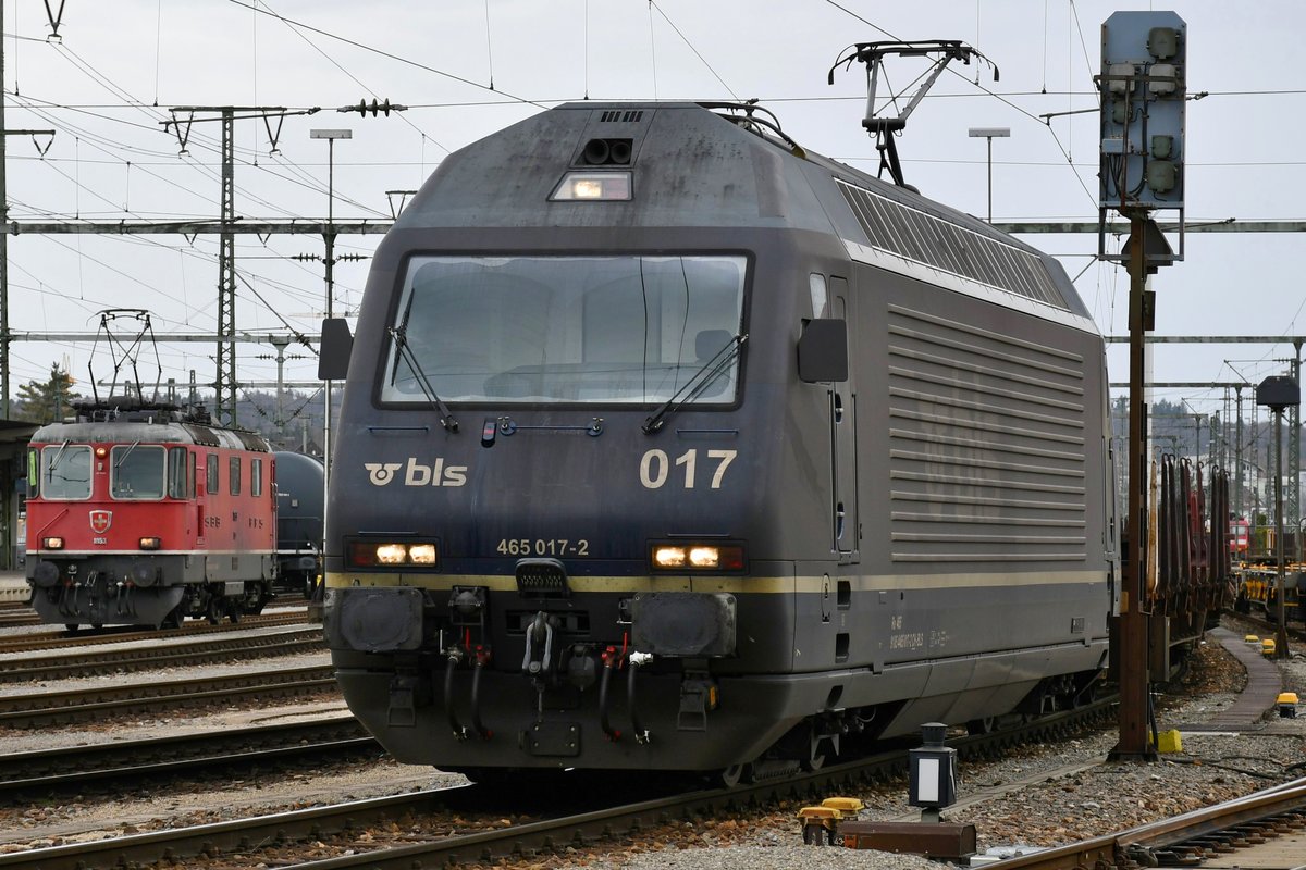465 017-2 hat gerade ihren Zug übernommen, im Hintergrund erkennbar die Re 4/4 II 11153, welche noch auf ihre neue Aufgabe wartet. Aufgenommen am 29.02.2020 in Singen (D).