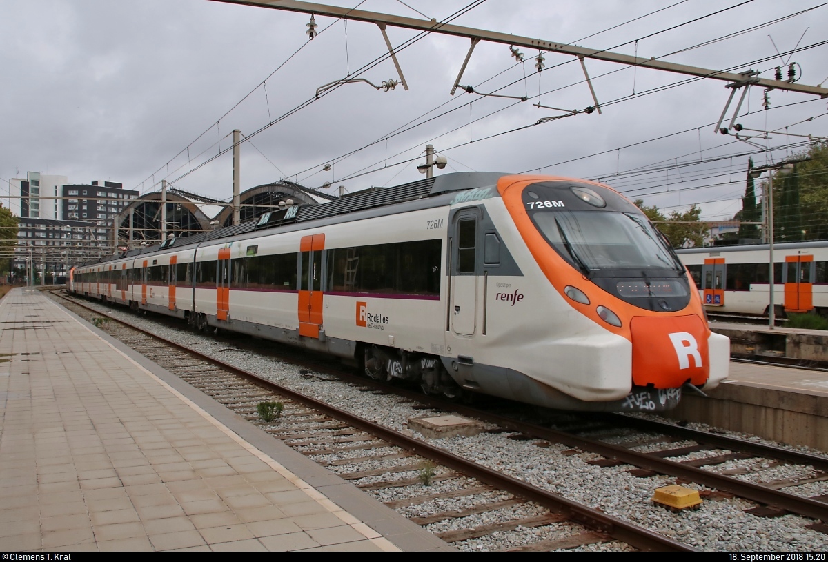 465 726-8 und 465 738 (726M und 738M | Siemens Civia) der Rodalies Barcelona (RENFE bzw. FGC) als R2 verlassen ihren Startbahnhof Barcelona-França (Estació de França) (E) auf Gleis 5.
[18.9.2018 | 15:20 Uhr]