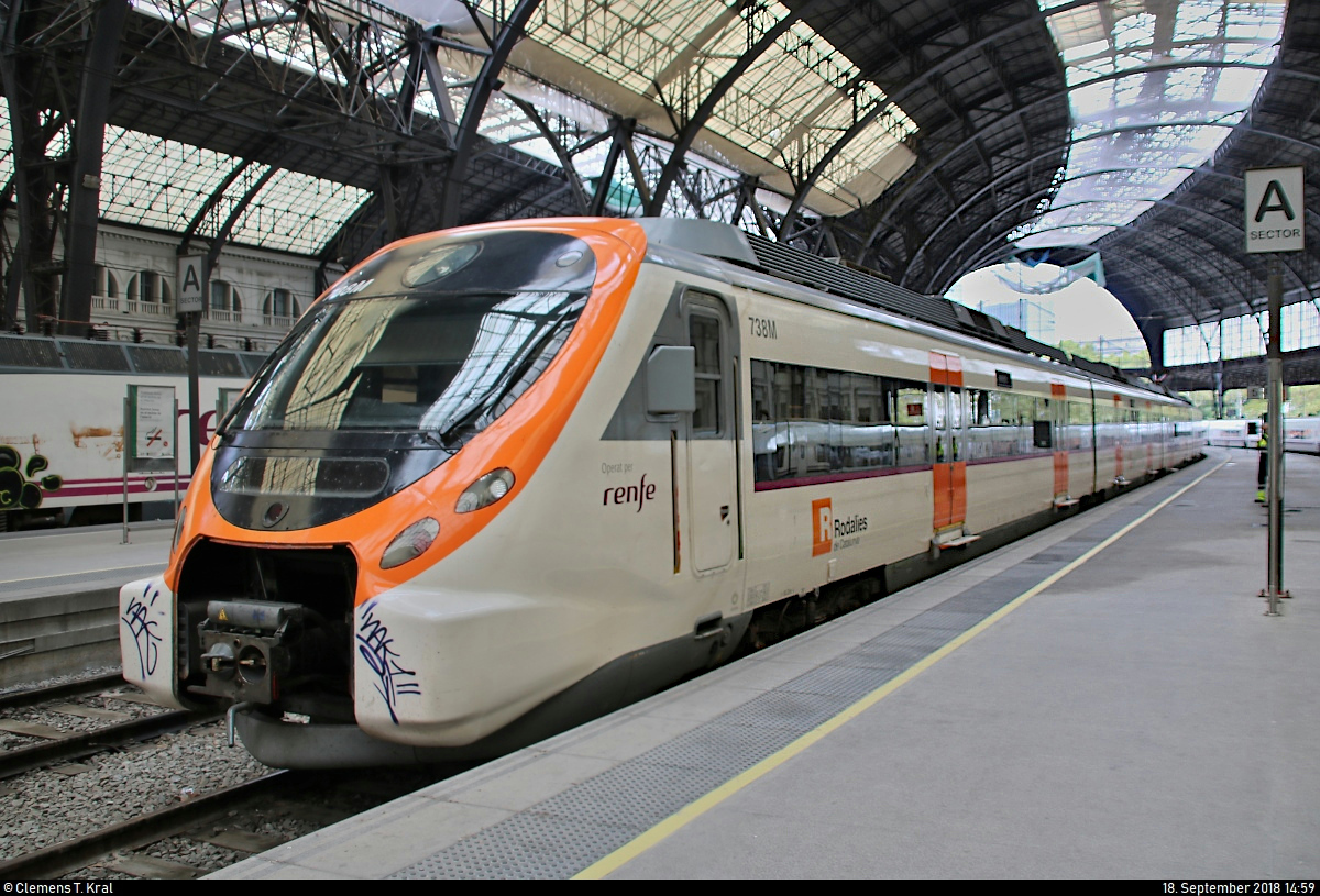 465 738 und 465 726-8 (738M und 726M | Siemens Civia) der Rodalies Barcelona (RENFE bzw. FGC) als R2 stehen im Bahnhof Barcelona-França (Estació de França) (E) auf Gleis 5.
[18.9.2018 | 14:59 Uhr]