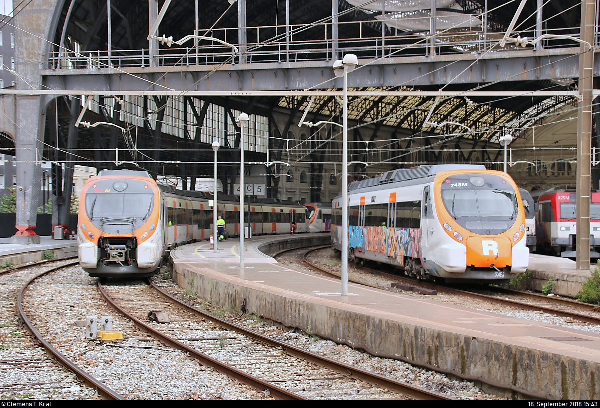 465 763 (763M) und 465 212 (212M) treffen auf 465 743 (743M) und 465 213 (213M) (Siemens Civia) der Rodalies Barcelona (RENFE bzw. FGC) im Bahnhof Barcelona-França (Estació de França) (E).
Beide Einheiten sind als R2 im Einsatz.
[18.9.2018 | 15:43 Uhr]