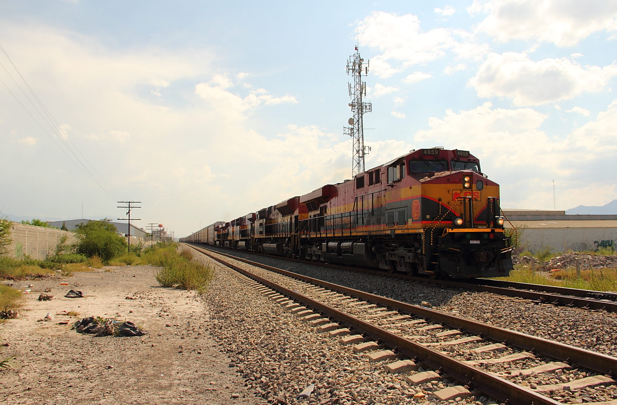 4659 + 4763 + 4652 + 4668 + 4092 Kansas City Southern Railway de Mexico in Saltillo MX am 12.09.2012.