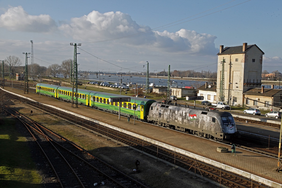 470 001 mit IC in Komaron am 27.11.2017.