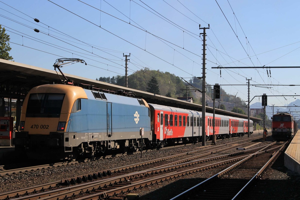 470 002 (MAV) und 80-73 212-7 mit REX 1509 Innsbruck Hauptbahnhof-Salzburg Hauptbahnhof auf Bahnhof Jenbach am 2-8-2013.