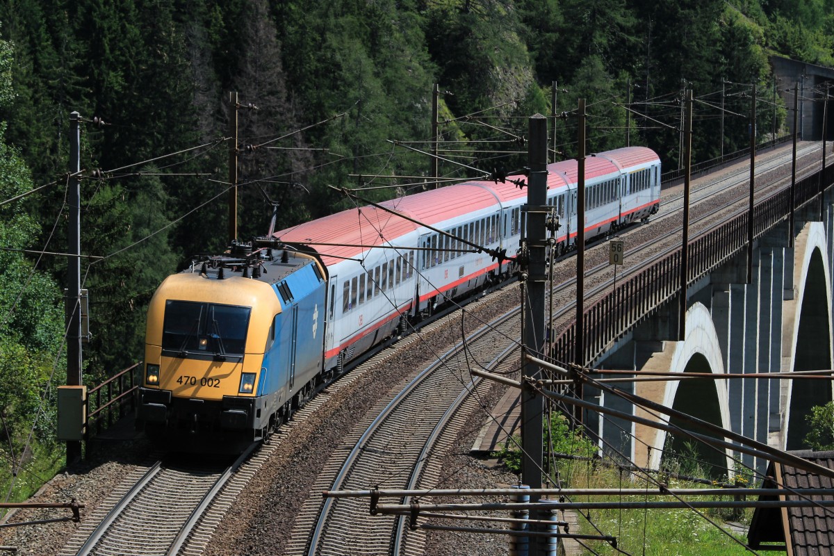 470 002 mit einem IC am 6. August 2014 bei Oberfalkenstein.