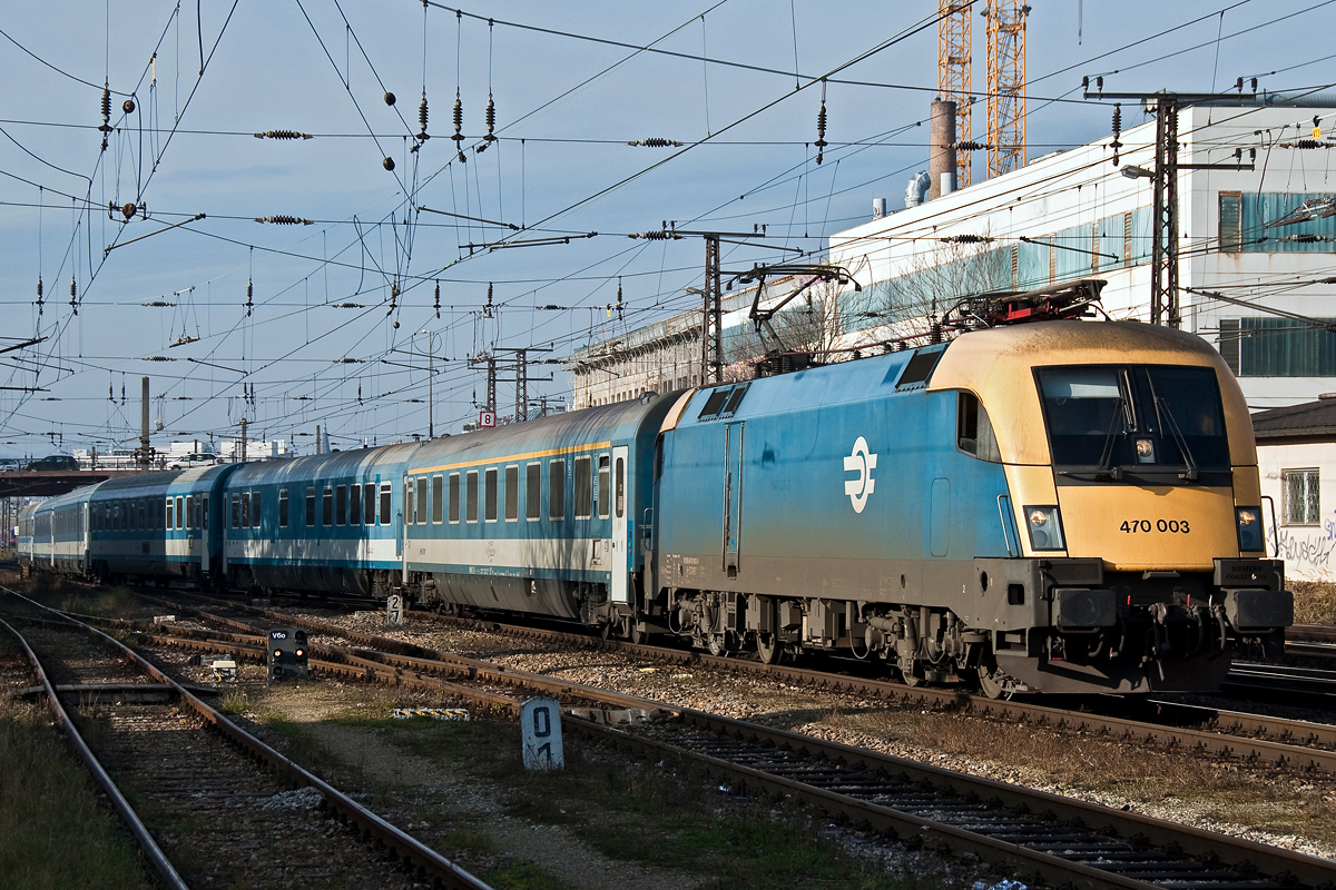 470 003 ist mit dem EC 15060 nach Wien Westbahnhof unterwegs. Die Aufnahme entstand am 13.12.2014 in Wien Penzing.