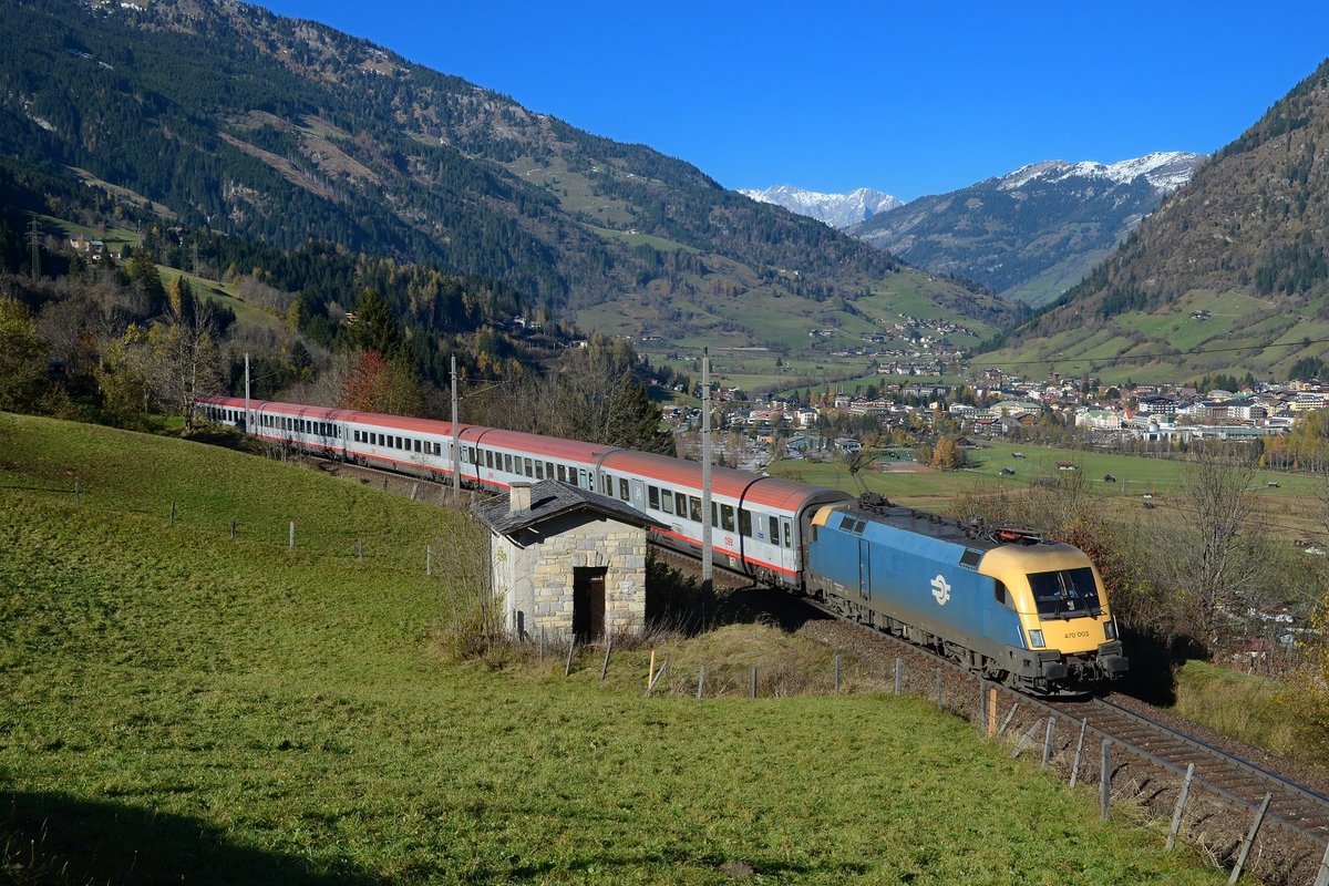 470 003 mit IC 690 am 02.11.2014 bei Angertal. 