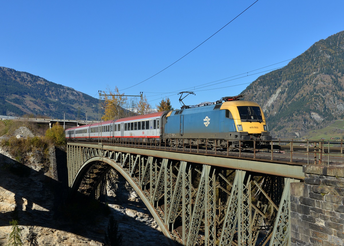 470 003 mit IC 690 am 02.11.2014 auf der Angerschluchtbrücke bei Angertal. 