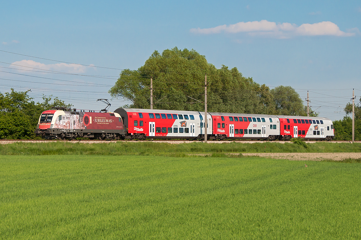 470 004  650 Jahre Universität Pecs  brachte am 17.05.2017 den REX 2120 von Wien Franz Josefs Bahnhof nach České Velenice. Die Aufnahme entstand zwischen Tulln und Absdorf.
