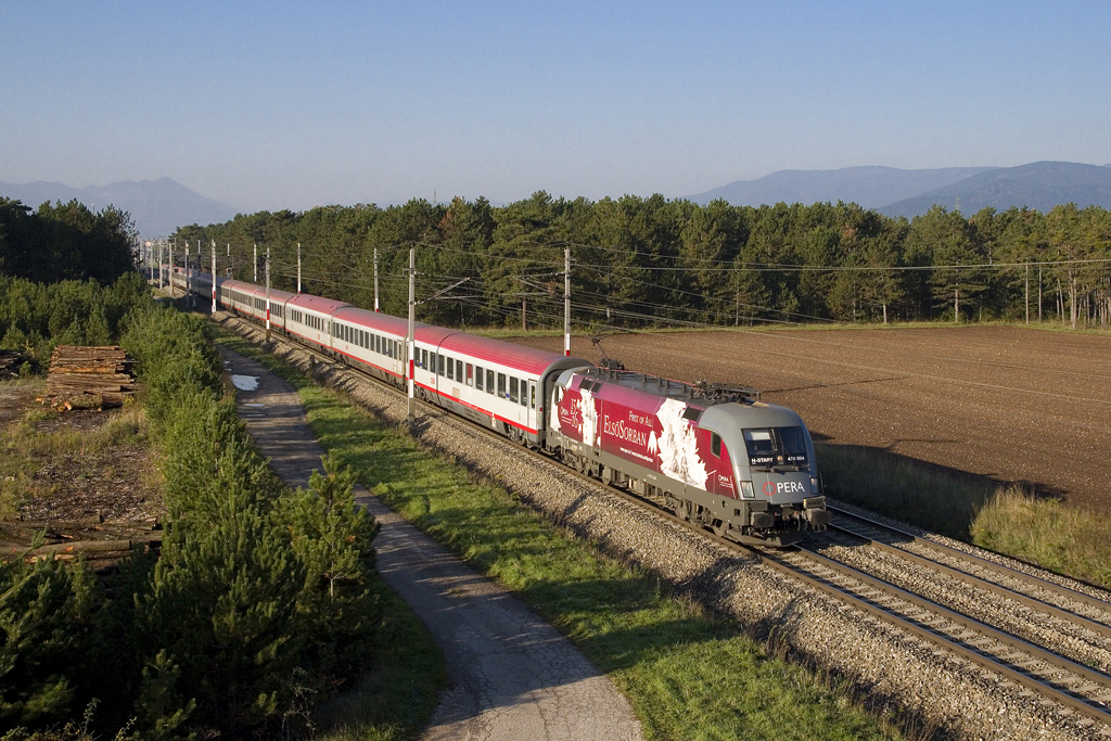 470 004  Opera  am 12. Oktober 2015 mit EN 234 bei Neunkirchen.