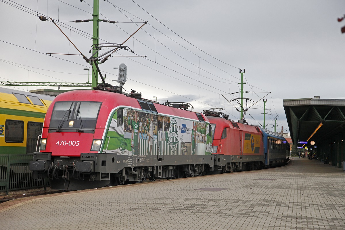 470 005 und 1116... fahren am 19.11.2014 mit einem Reisezug in Sopron am Bahnsteig 1 aus.