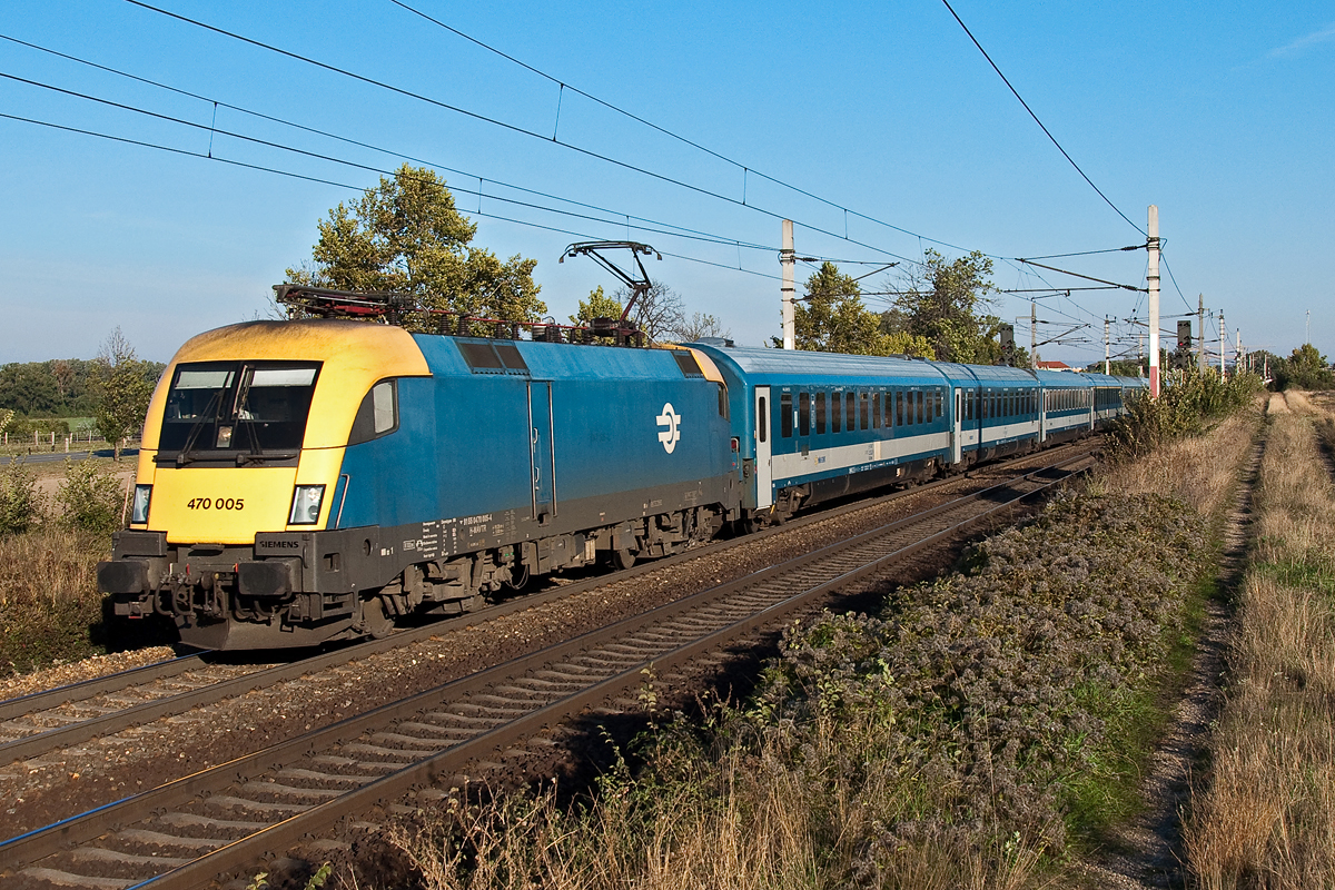 470 005 fhrt mit EN 467  Wiener Walzer  in Richtung Ungarn. Himberg, am 04.10.2013.