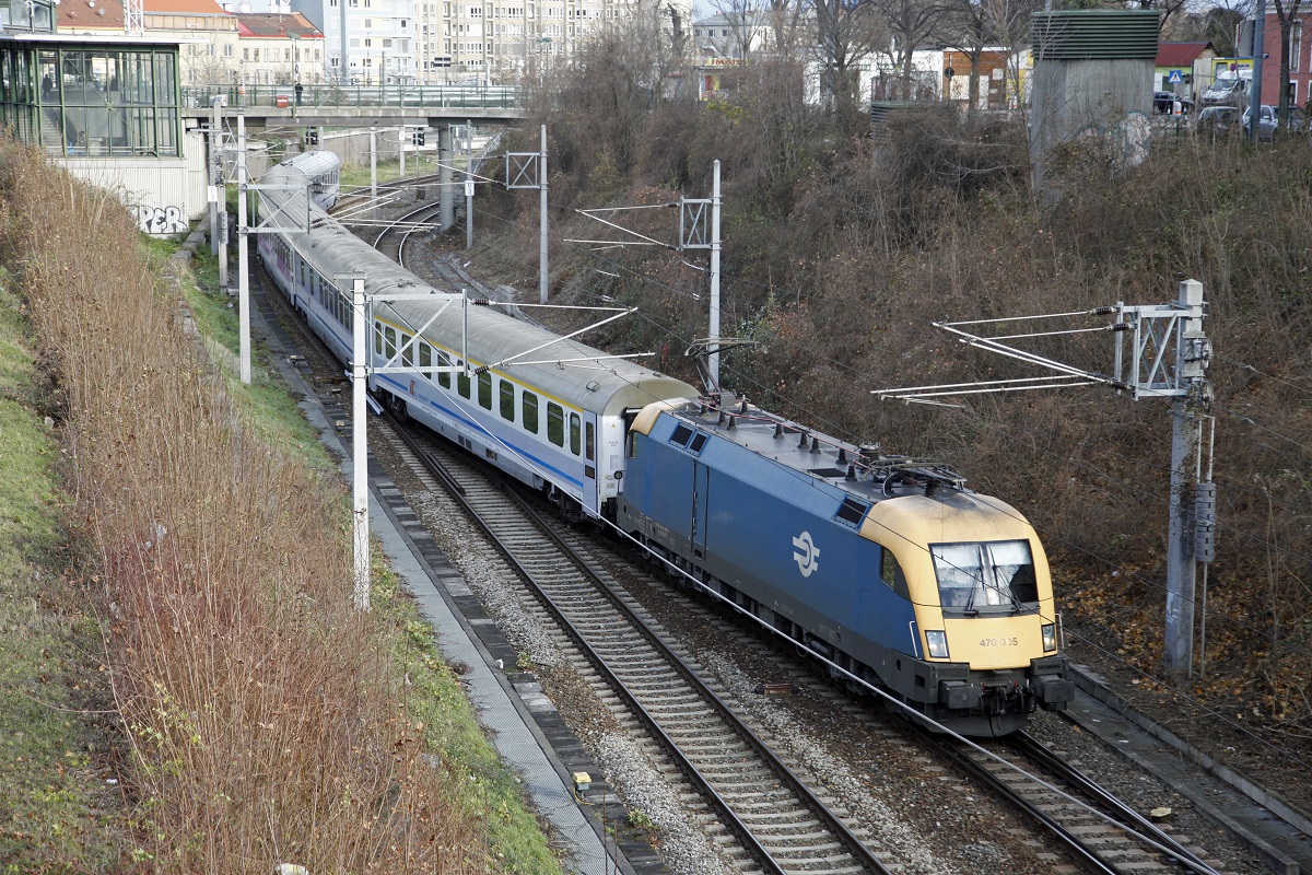 470 005 mit EC142 ist am 1.12.2015 soeben aus dem Bahmhof Wien Meidling ausgefahren.