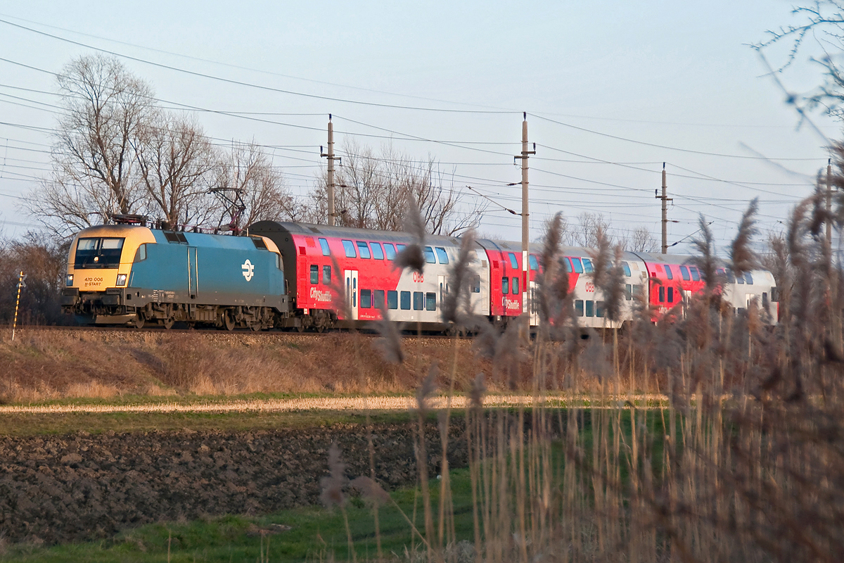 470 006 im letzten Sonnenlicht des 04.03.2016 mit dem REX 2120 kurz vor Absdorf-Hippersdorf, unterwegs von Wien Franz Josef's Bahnhof nach České Velenice.