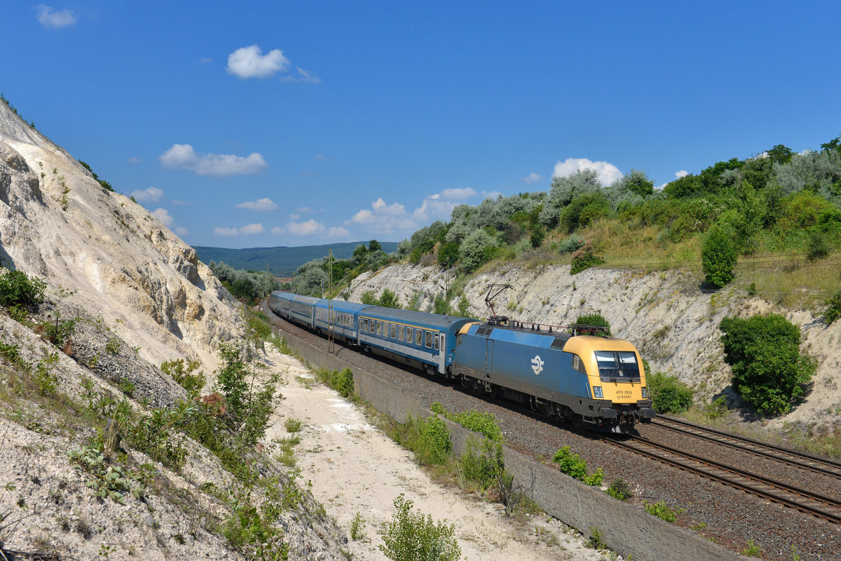 470 006 mit einem IC am 02.07.2016 bei Szár. 