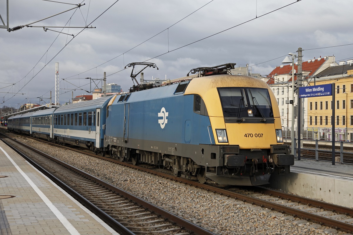 470 007 mit EC345 fährt am 1.12.2015 aus dem Bahnhof Wien Meidling aus.