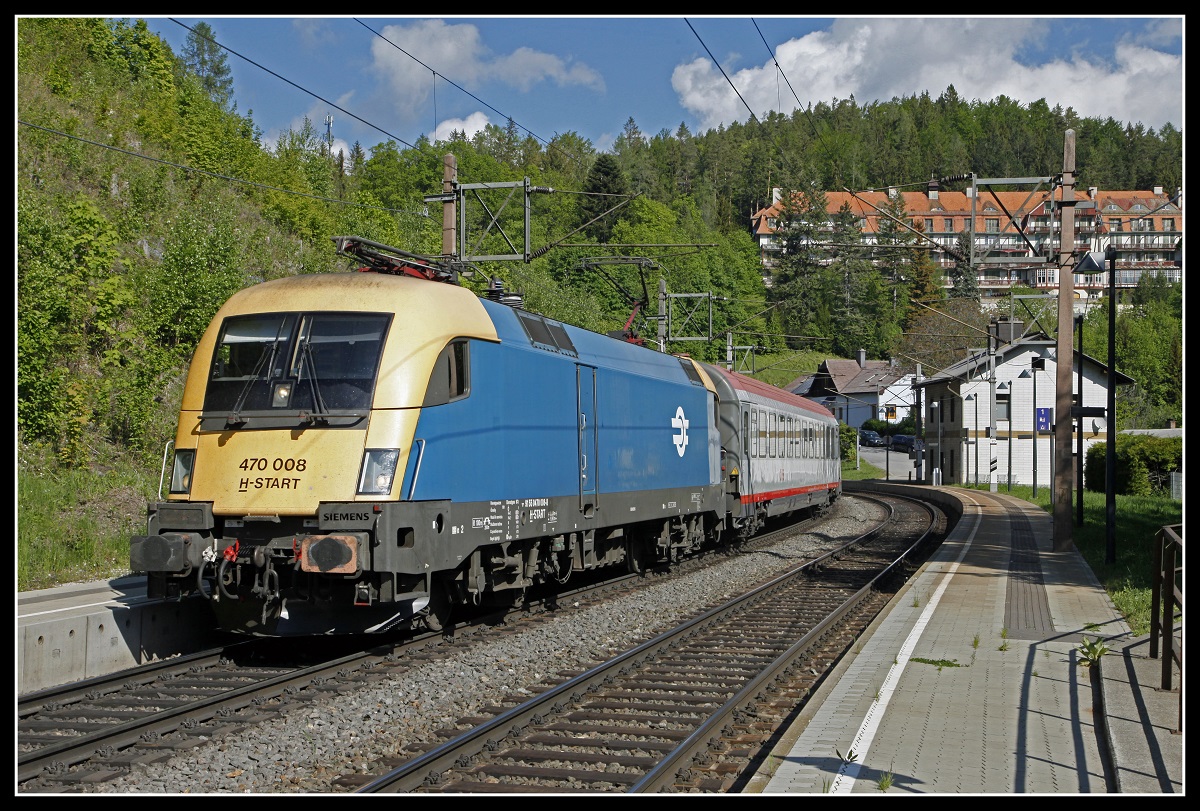470 008 mit EC151 in der Haltestelle Wolfsbergkogel am 18.05.2020.
