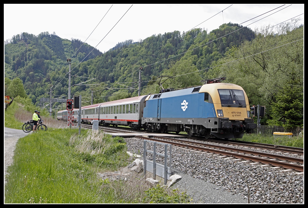 470 008 mit EC158 zwischen Pernegg und Bruck a der Mur am 13.05.2020.
