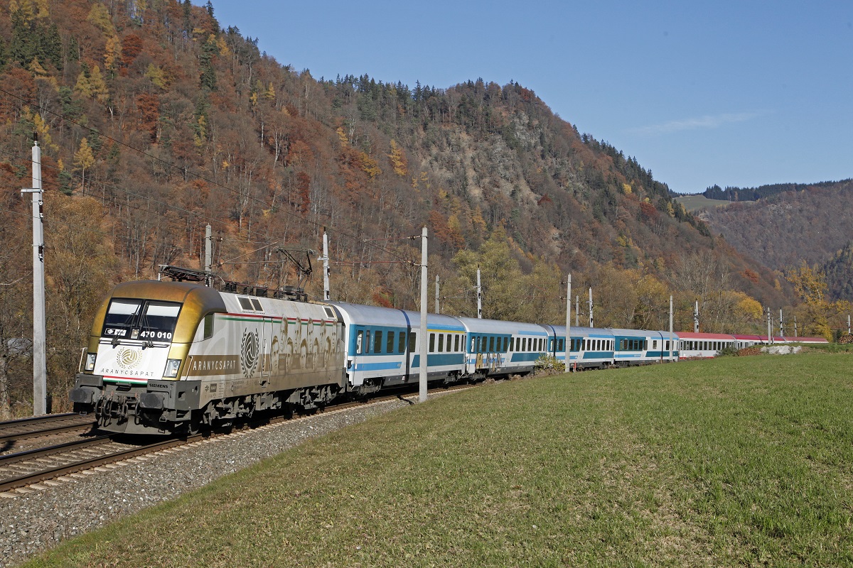 470 010 mit EC151 zwischen Bruck an der Mur und Pernegg am 8.11.2015.