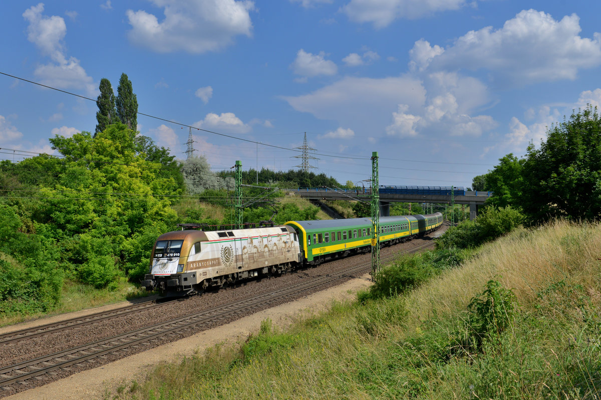 470 010 mit einem IC am 02.07.2016 bei Biatorbágy.