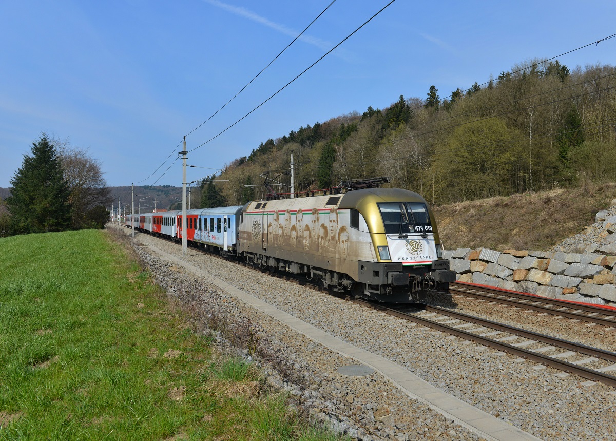 470 010 mit einem REX nach Linz am 22.03.2014 bei Wernstein am Inn.