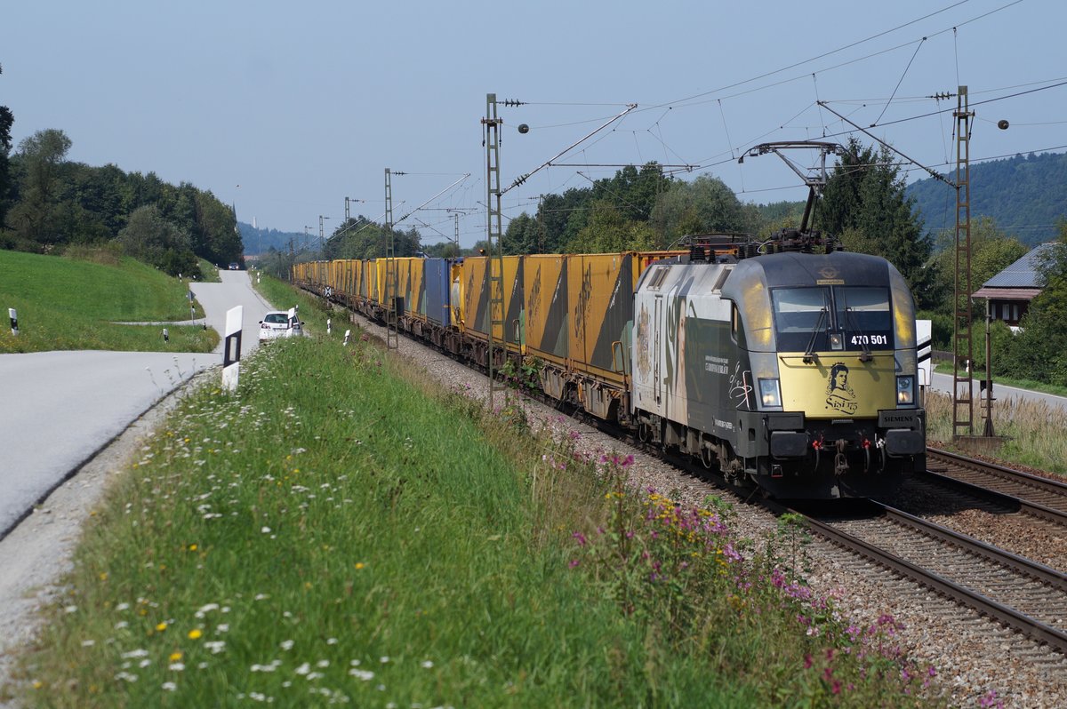 470 501 der Raaberbahn (GySEV) hat mit ihrem Container-Ganzzug soeben Vilshofen durchfahren und strebt nun Passau entgegen. 
Altfalter, 26.08.2017
