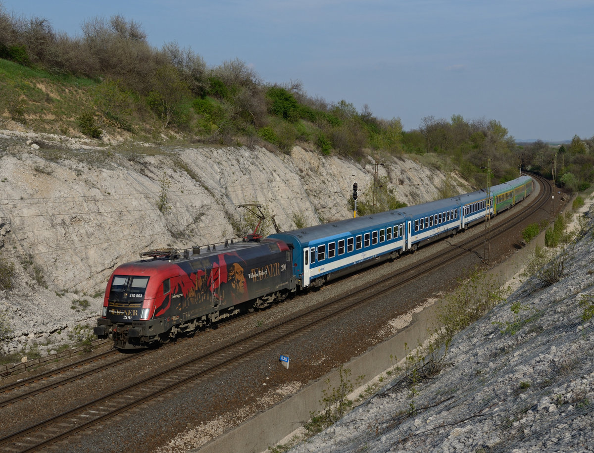 470 503  Wagner   war am Nachmittag des 27. April 2018 mit dem IC 916 Répce von Budapest-Kelet nach Szentgotthárd unterwegs und wurde von mir in Szár fotografiert.