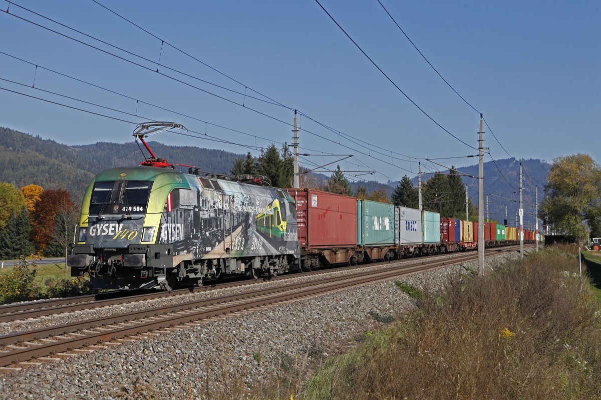 470 504 mit Güterzug bei Niklasdorf am 19.10.2017.