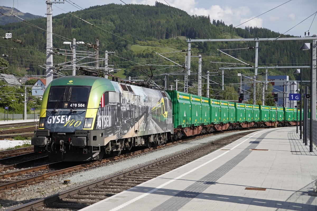 470 504 mit Güterzug in Bruck/Mur am 21.05.2014.