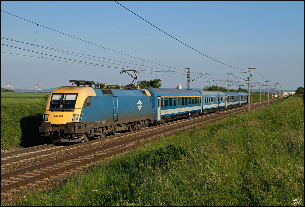 470.001 mirt dem EC 344 am 18.05.15 kurz nach Gramatneusiedl Ri. Wien.
