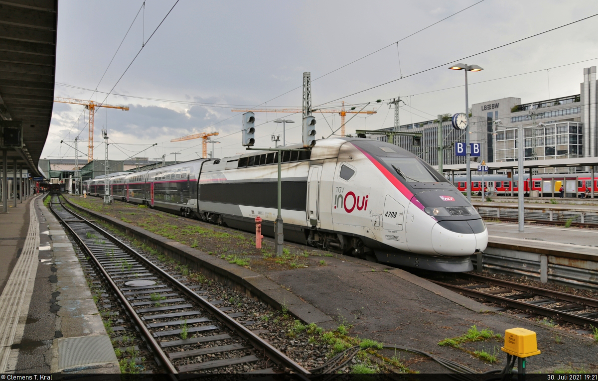 4708 (TGV 310015 | 93 87 0 310 015-7 F-SCNF | Alstom TGV Euroduplex) beim Zwischenhalt in Stuttgart Hbf auf Gleis 14.

🧰 Société nationale des chemins de fer français (SNCF)
🚝 TGV 9577 (Linie 83) Paris Est (F)–München Hbf (D)
🕓 30.7.2021 | 19:21 Uhr