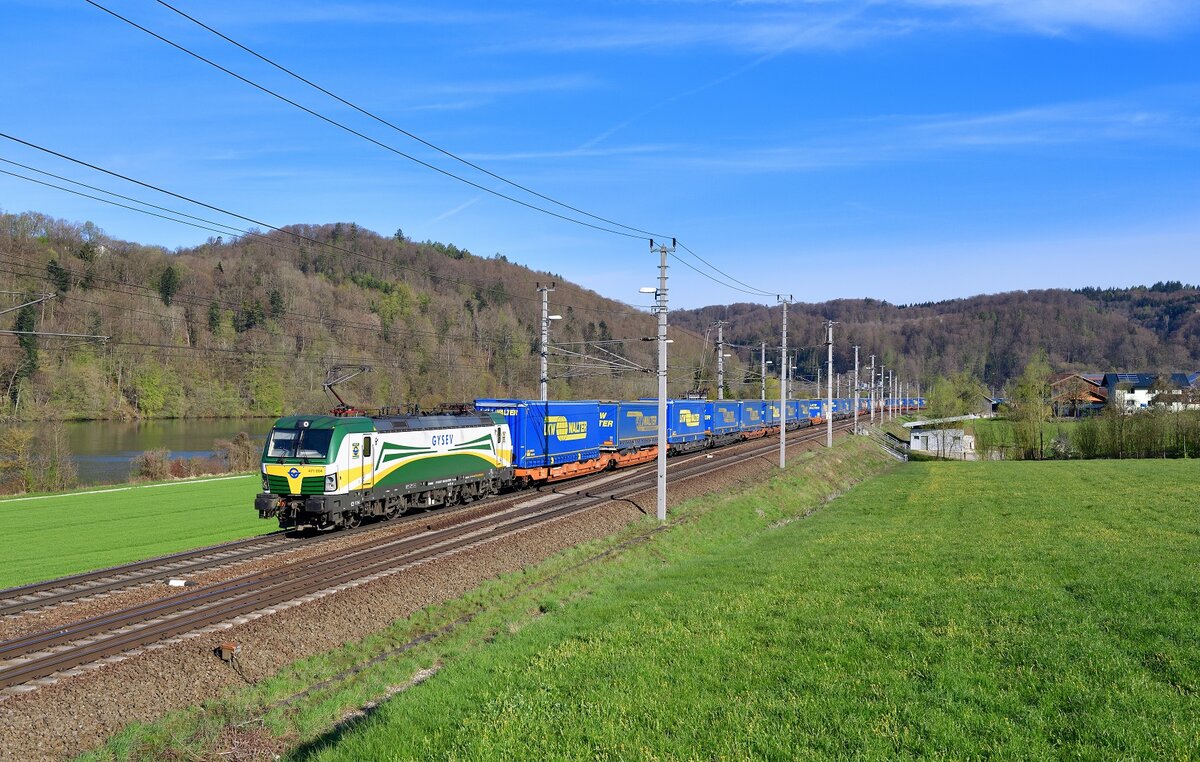 471 004 mit einem KLV am 27.04.2021 bei Wernstein am Inn.
