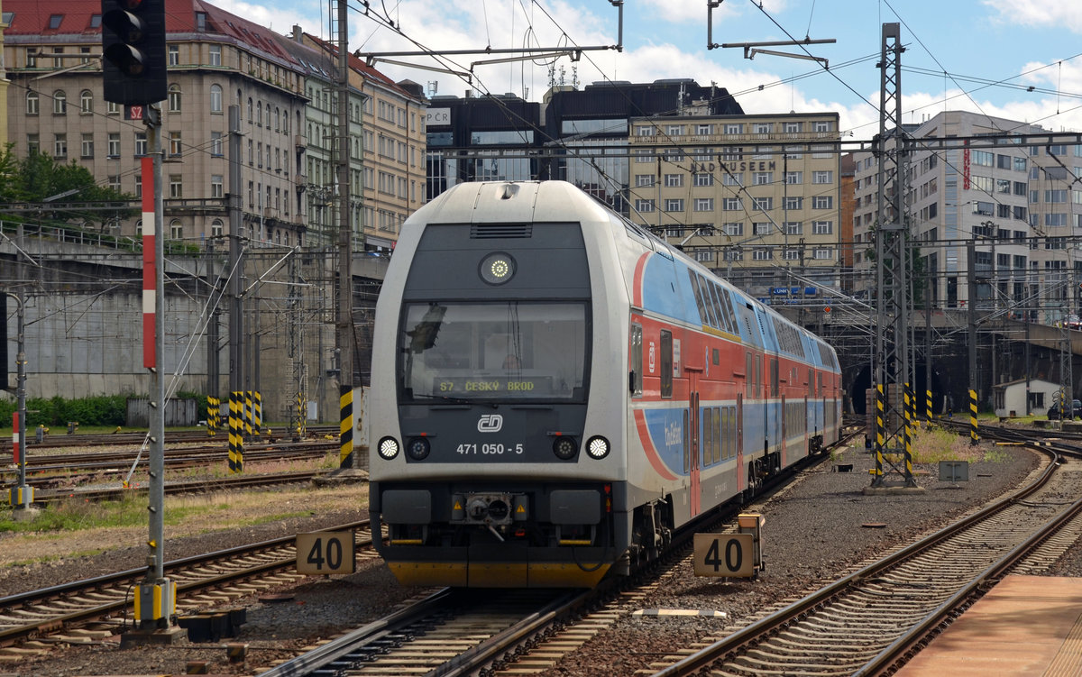 471 050 erreicht als Os 9947 am 15.06.16 von Praha-Radotin kommend den Hbf Prag. Nach einem kurzen Halt wird die Fahrt nach Cesky Brod fortgesetzt.