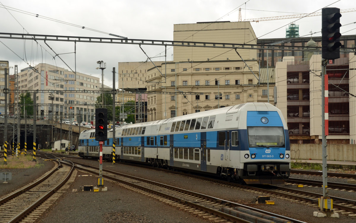 471 063 erreicht am 15.06.16 den Prager Hbf.
