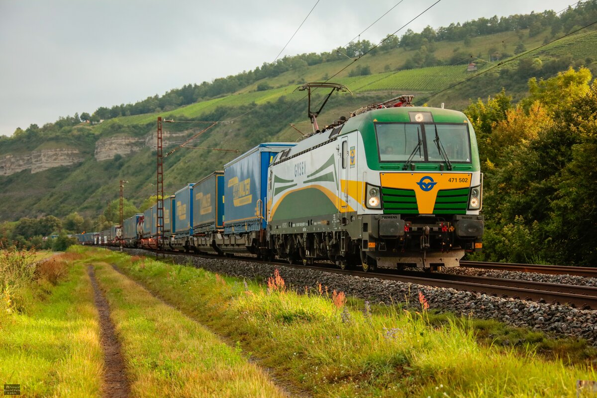 471 502 GYSEV mit LKW Walter KLV in Thüngersheim, August 2021.