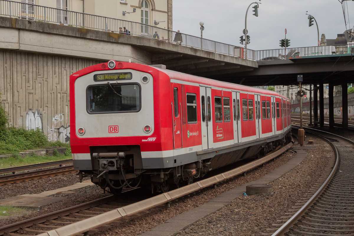 472 509-9 der S-Bahn Hamburg verlässt Hamburg Hauptbahnhof als S31 nach Neugraben, am 17.05.2019.