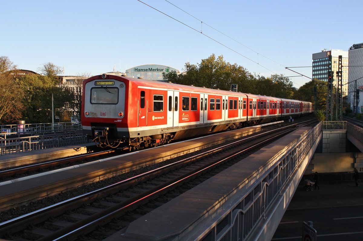 472 550-3 fährt am 03.11.2018 als S21 von Hamburg Elbgaustraße nach Hamburg-Bergedorf aus Hamburg Dammtor aus.