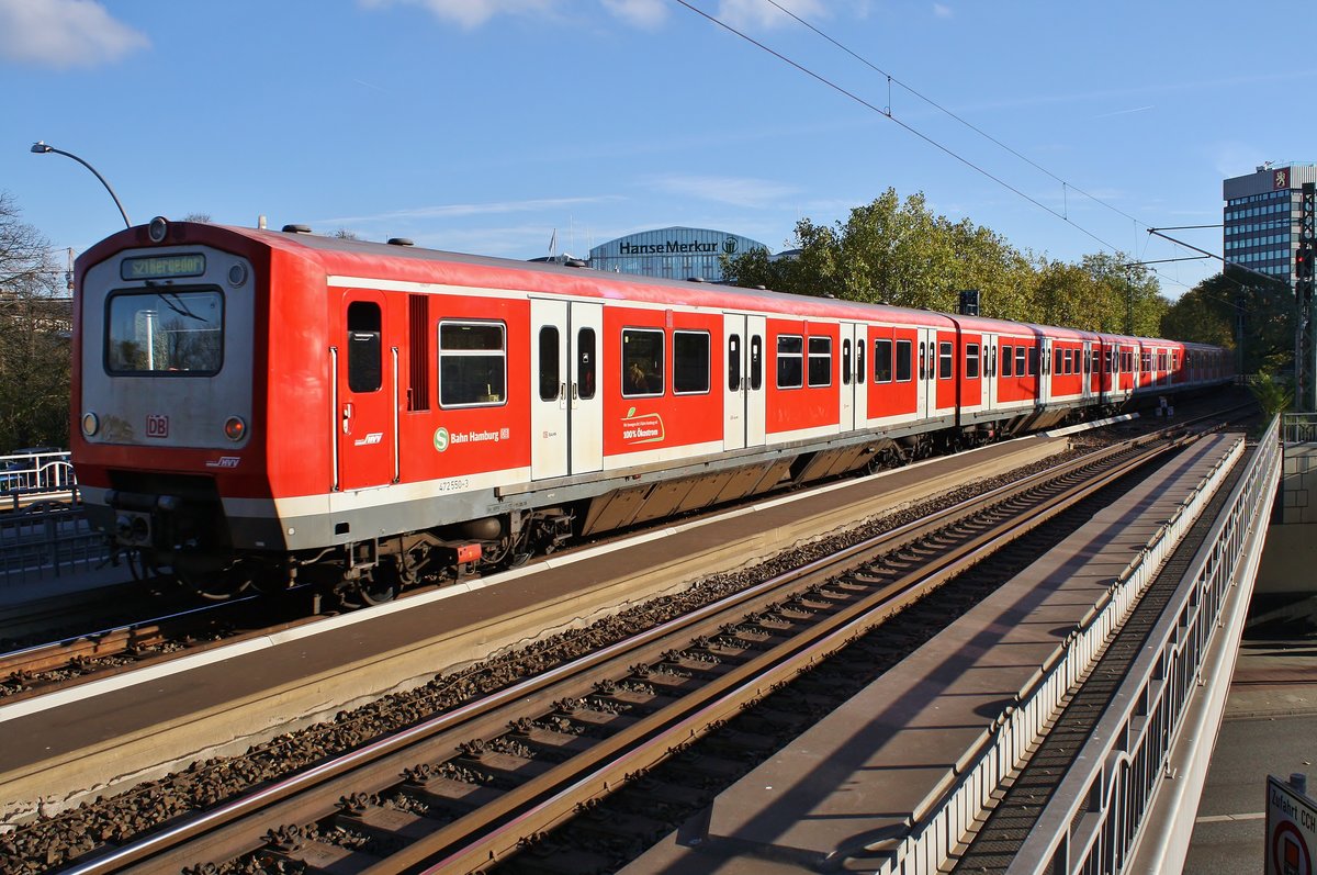 472 550-3 verlässt am 3.11.2018 als S21 von Hamburg Elbgaustraße nach Hamburg Bergedorf den Bahnhof Hamburg Dammtor.