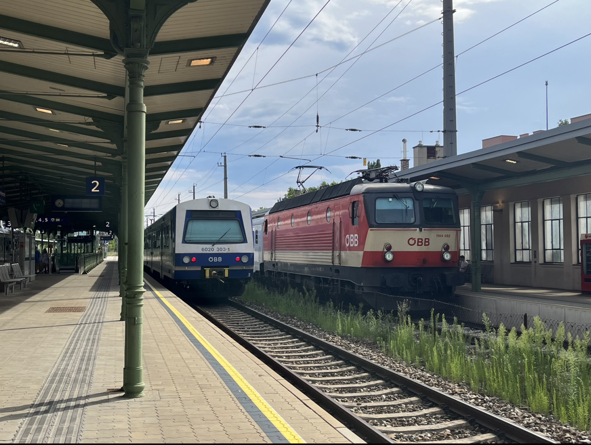 4.7.2022
ÖBB 4020 303 und ÖBB 1144 092 kreuzen sich in Wien Heiligenstadt