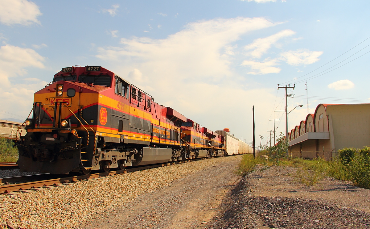 4727 + 4765 + 4743 Kansas City Southern Railway de Mexico in Saltillo MX am 12.09.2012.