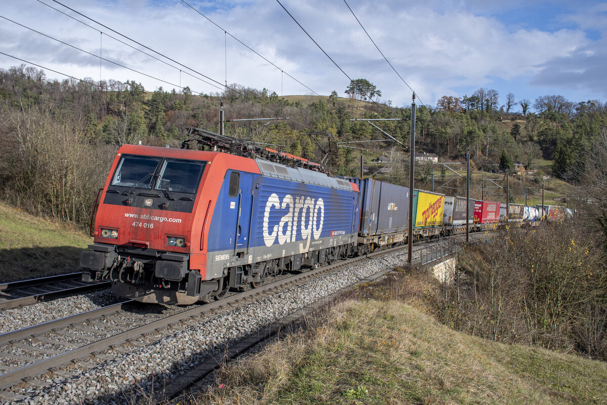 474 016 ist in Villnachern AG (CH) unterwegs in Richtung Basel, aufgenommen am 27.11.2021.