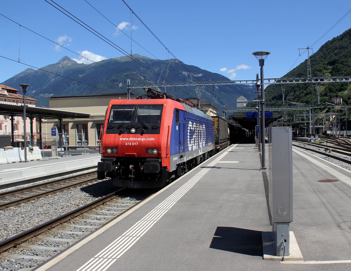 474 017-1 von SBB-Cargo fährt mit einem Containerzug aus Deutschland nach Italien und verlässt den Bahnhof von Bellinzona und fährt in Richtung Italien. 
Aufgenommen vom Bahnsteig 2 in Bellinzona(CH).
Bei Sommerwetter am Mittag vom 29.7.2019.