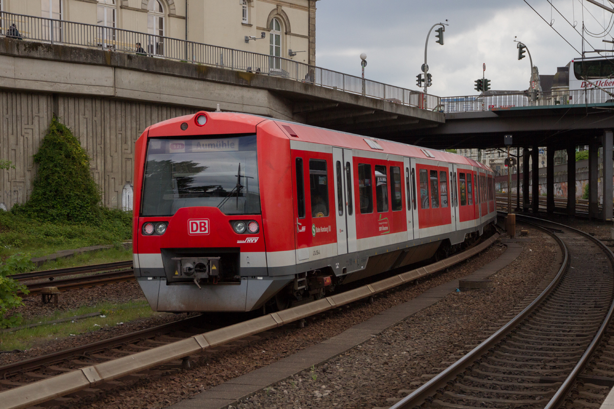 474 054-4 der S-Bahn Hamburg verlässt Hamburg Hauptbahnhof als S21 nach Aumühle, am 17.05.2019.