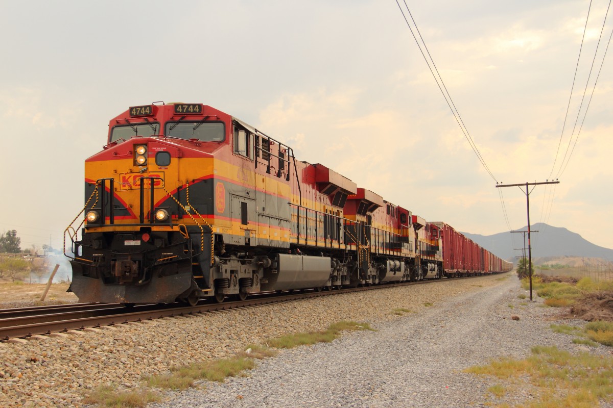 4744 + 4668 + 4734 Kansas City Southern Railway de Mexico in der Sierra Madre auf dem Weg nach Monterrey am 13.09.2012.  