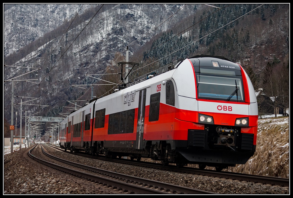4744 039 zwischen Bruck/Mur und Pernegg am 13.02.2018.
