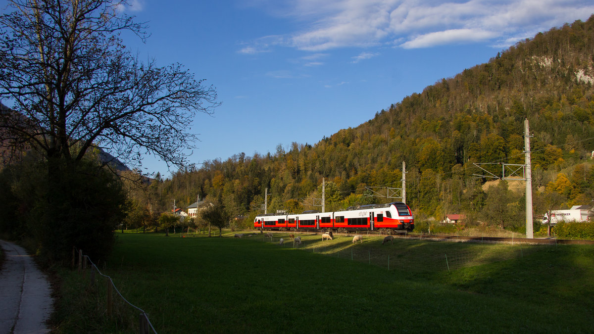 4744 040 ist am 12. Oktober 2018 bei Bad Goisern unterwegs gen Attnang-Puchheim. 