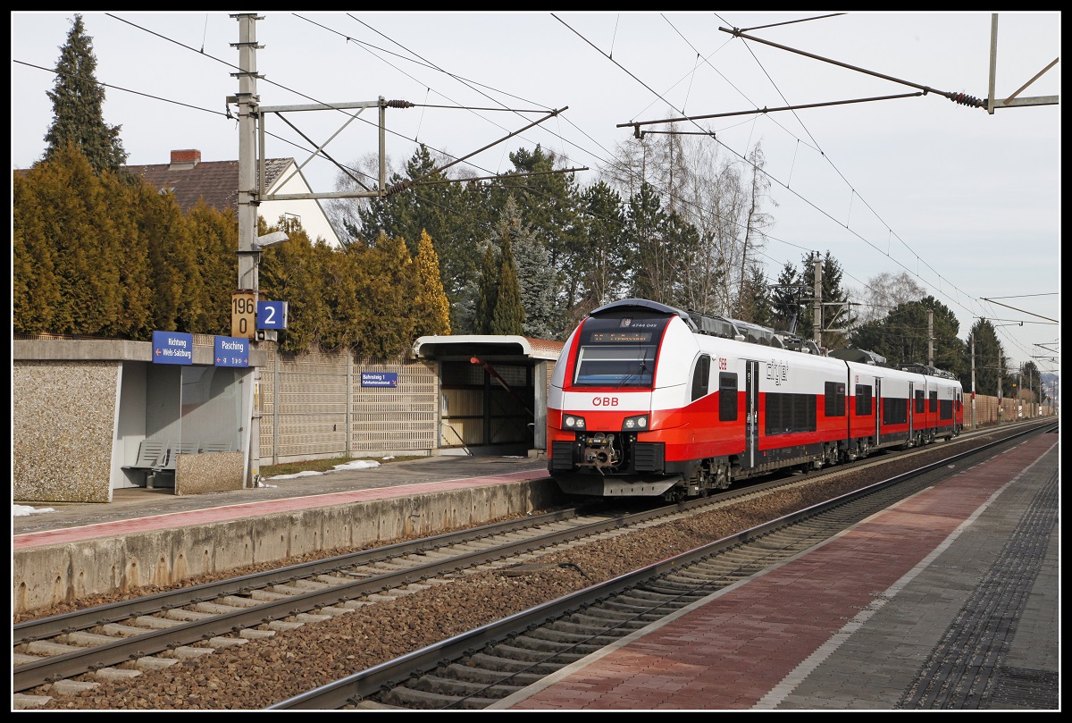 4744 049 fährt am 30.01.2019 in die Haltestelle Pasching ein.