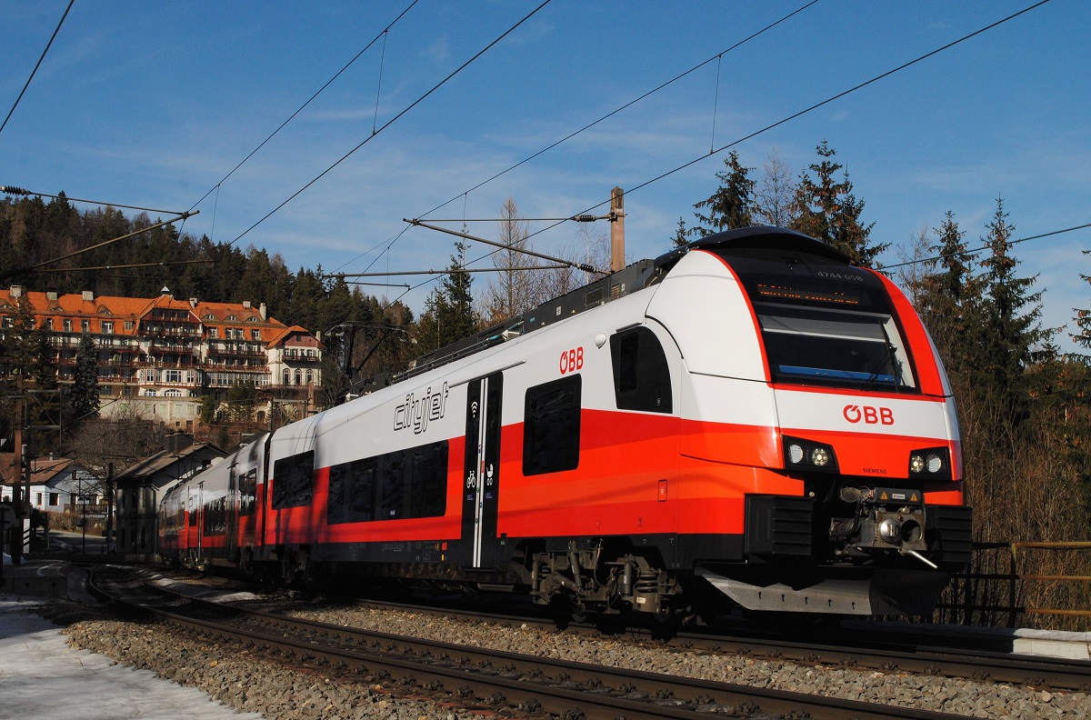 4744 058 als R6481 verläßt die Haltestelle Wolfsbergkogel. (16.02.2019)
