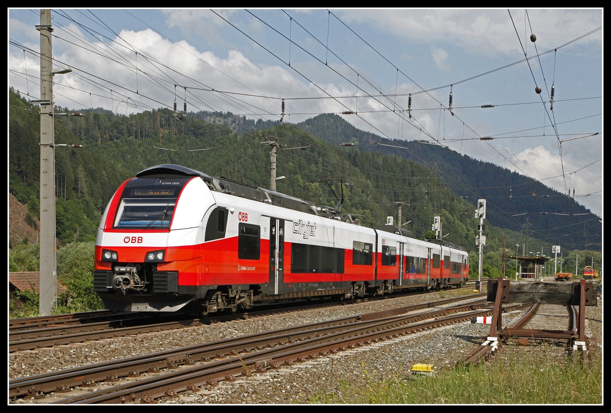 4744 066 fährt am 16.06.2020 aus dem Bahnhof Mixnitz - Bärenschützklamm aus.