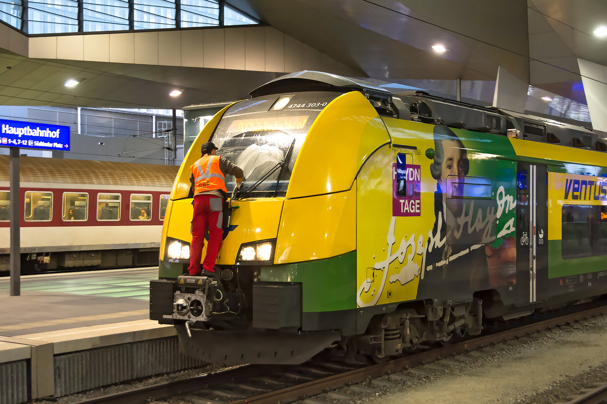 4744 303 wird für die Fahrt des REX 7626 nach Deutschkreuz fit gemacht. Wien Hauptbahnhof, am 17.10.2019.