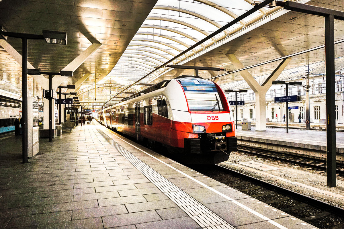 4744 526-6 fährt als S2 5071 (Freilassing - Linz Hbf) in Salzburg Hbf ein.
Aufgenommen am 27.12.2017.